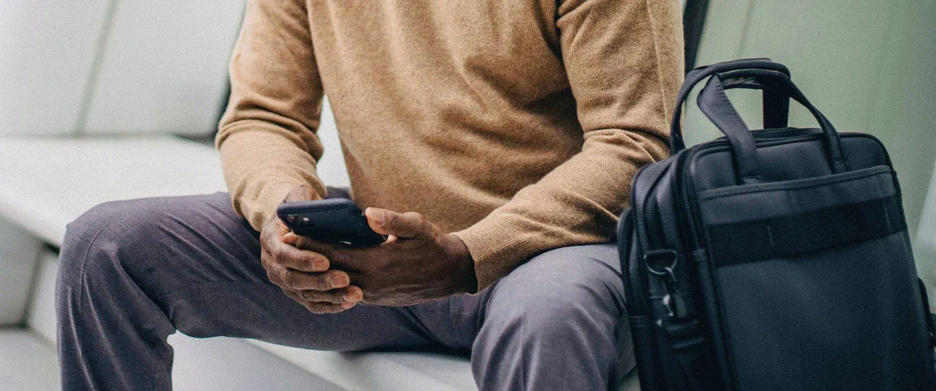 Un professionnel consulte son téléphone avant un rendez-vous