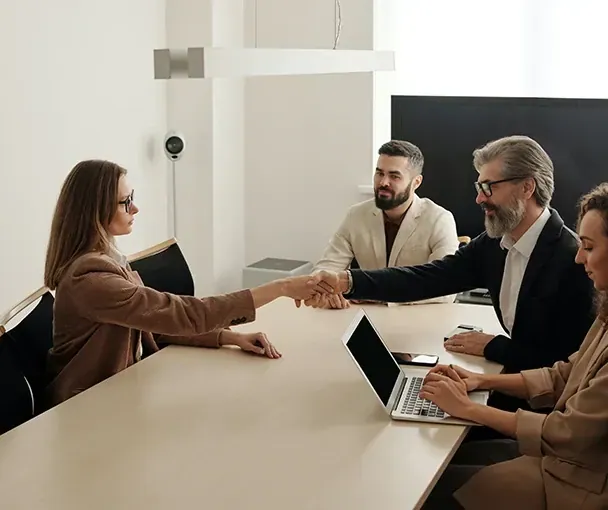 Réunion de travail entre consultants autour d’un projet