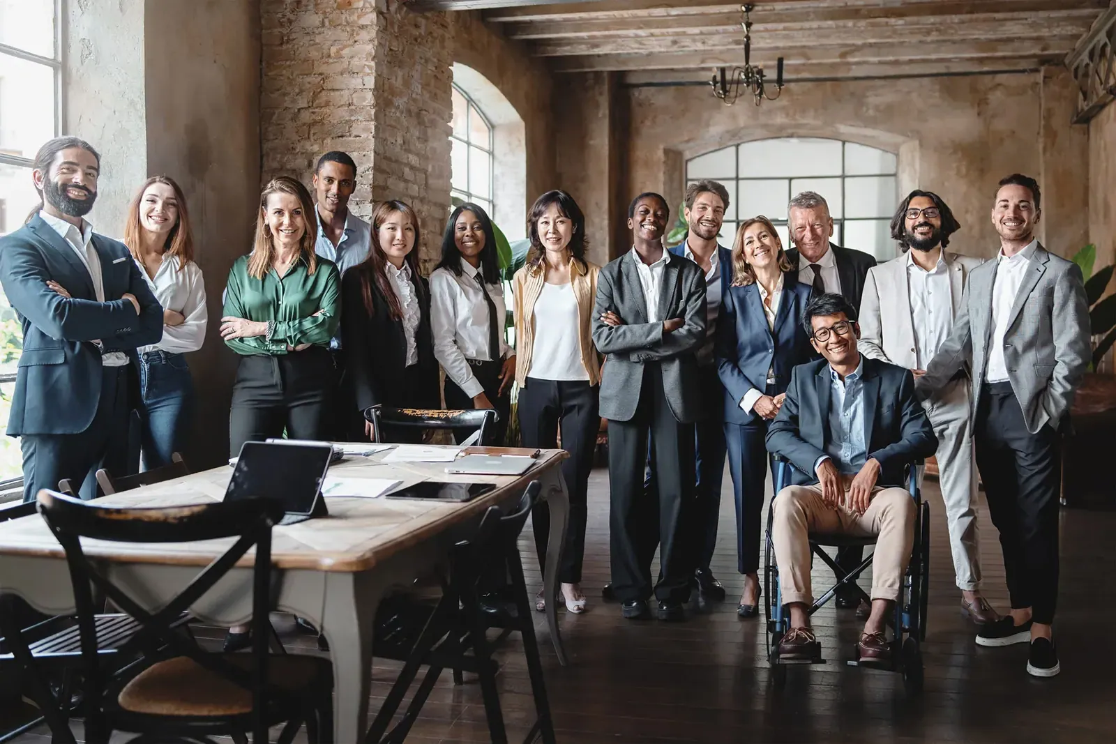 Professionnels réunis dans un espace de travail